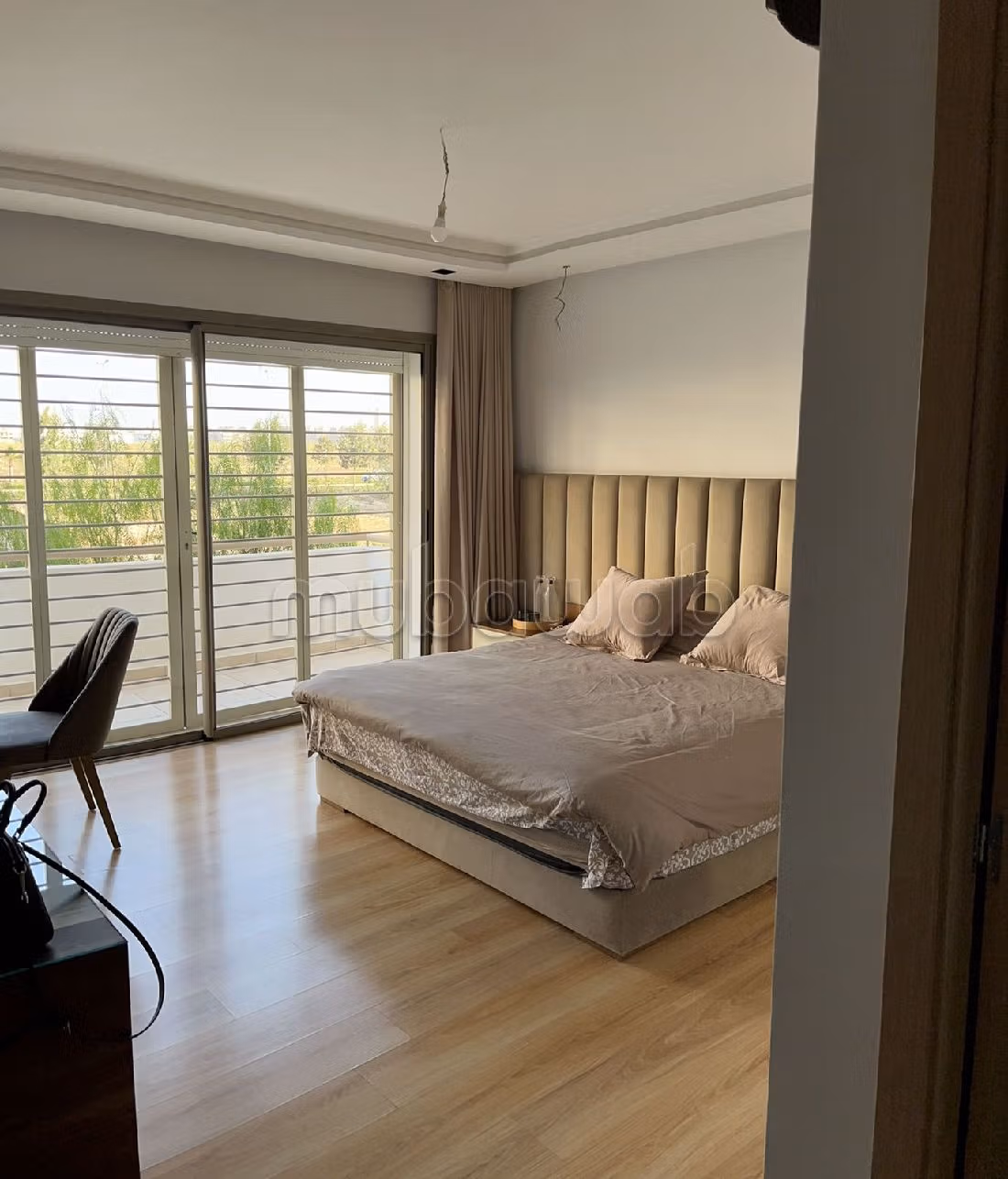 Huurappartementen beschikbaar in Victoria. 3 Ruimtes. Gemeubileerd. 