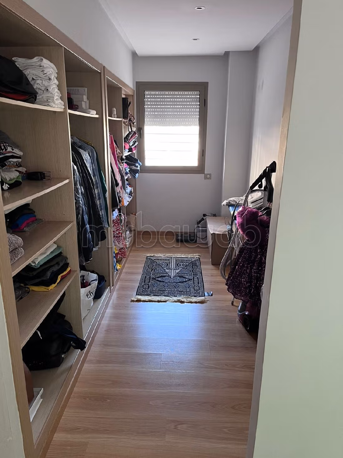 Huurappartementen beschikbaar in Victoria. 3 Ruimtes. Gemeubileerd. 