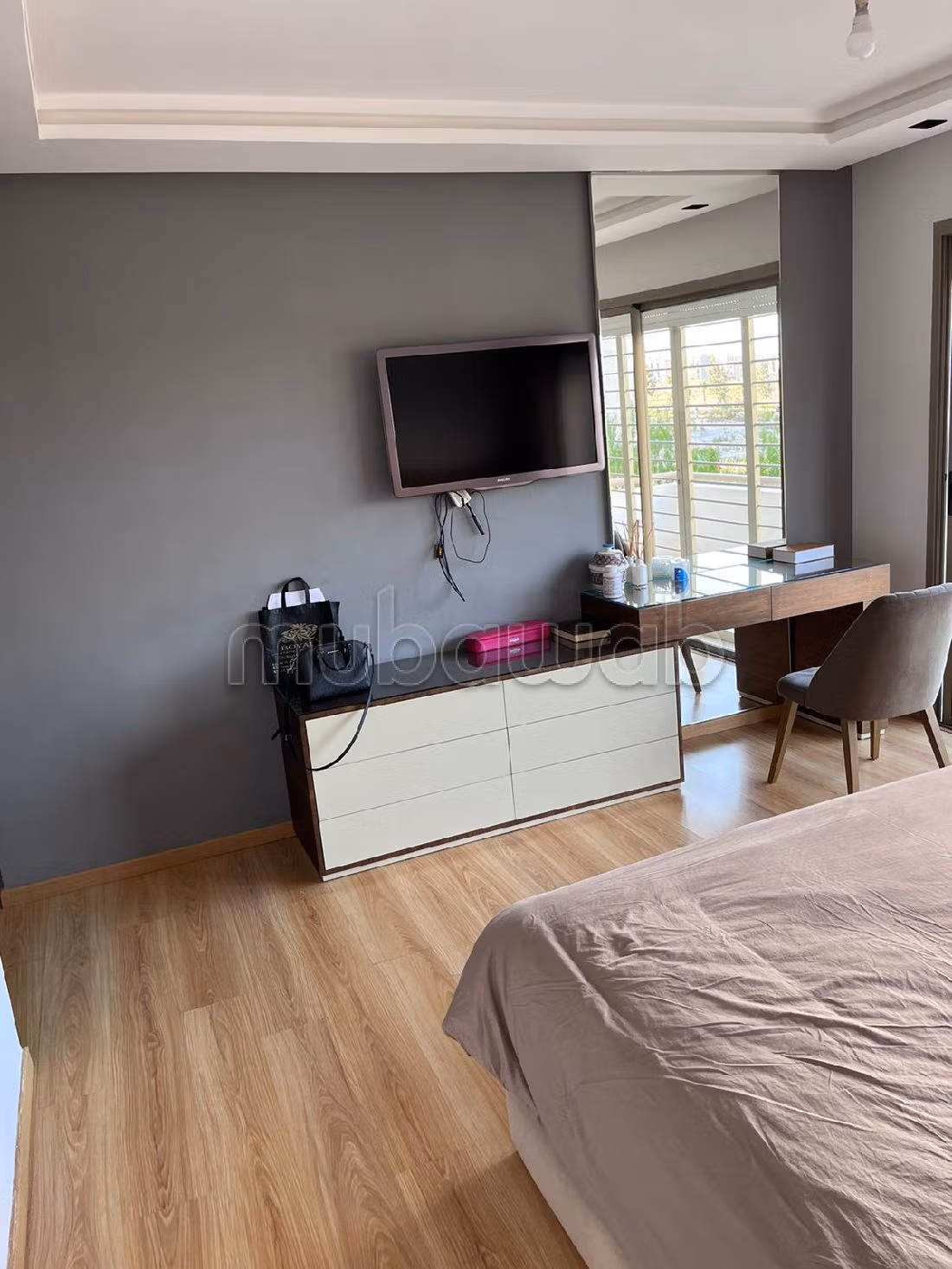 Huurappartementen beschikbaar in Victoria. 3 Ruimtes. Gemeubileerd. 