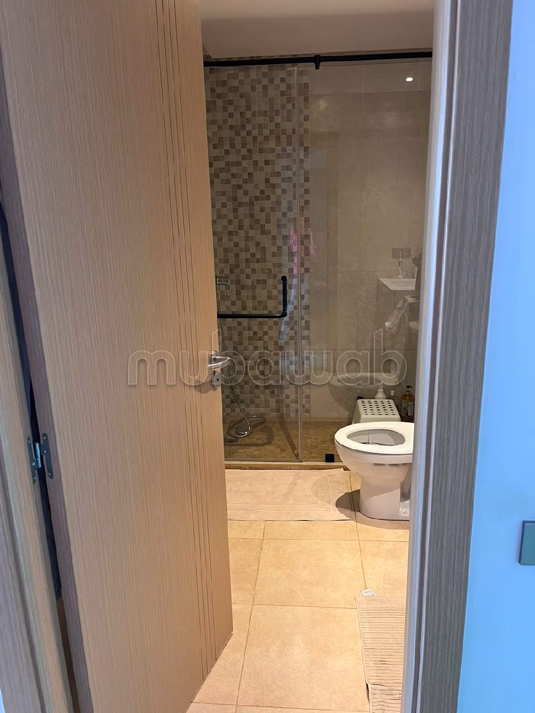 Huurappartementen beschikbaar in Victoria. 3 Ruimtes. Gemeubileerd. 