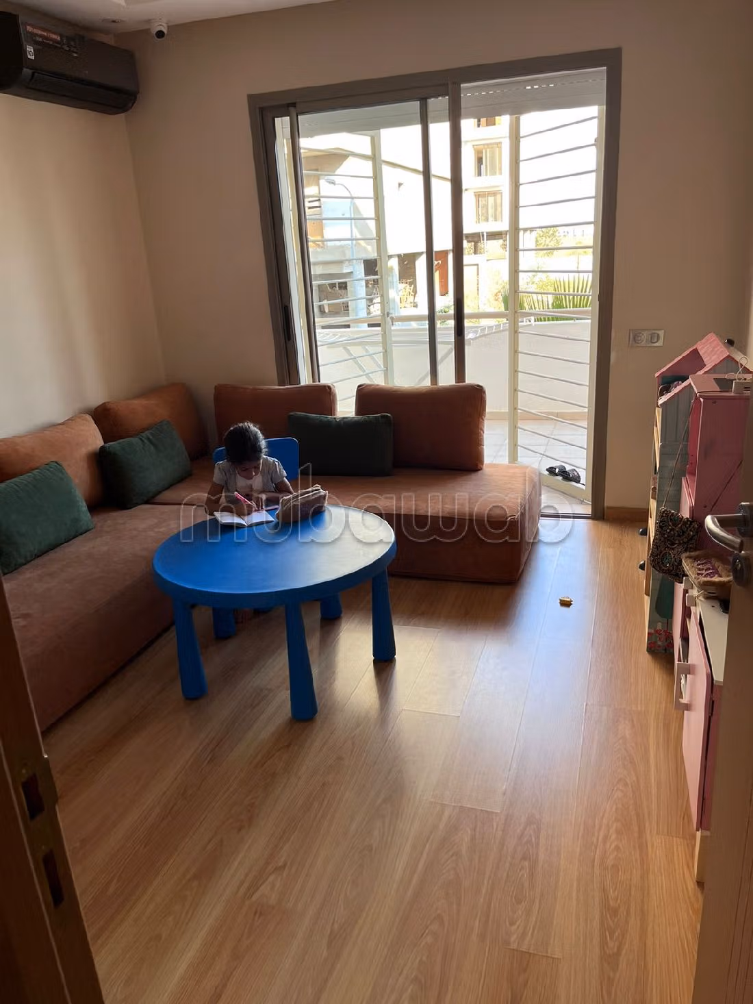 Huurappartementen beschikbaar in Victoria. 3 Ruimtes. Gemeubileerd. 