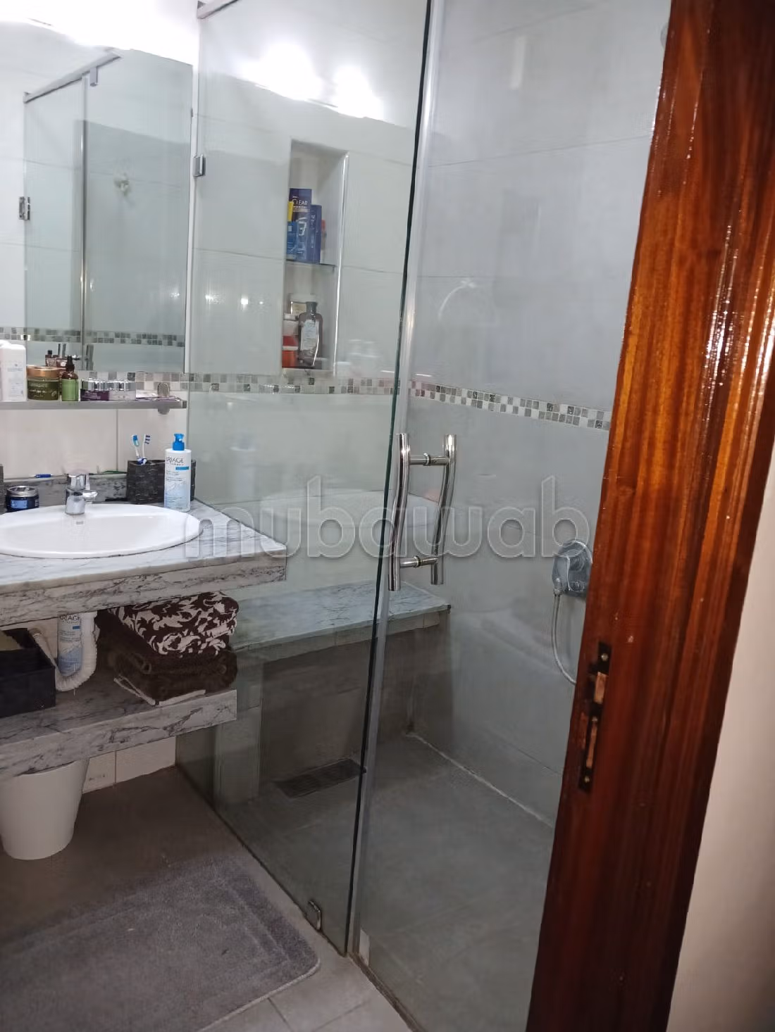 Find an apartment to buy in Roches Noires. Large area 88 m². Lift and garage. 