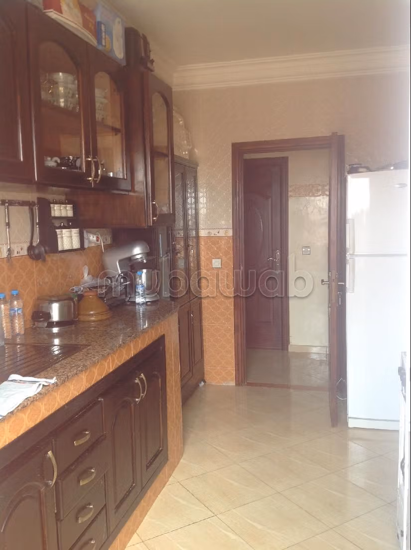 Splendido appartamento in vendita a Ahl Loghlam (Hay Assalam). Superficie di 88 m². Ascensore e terrazzo. 