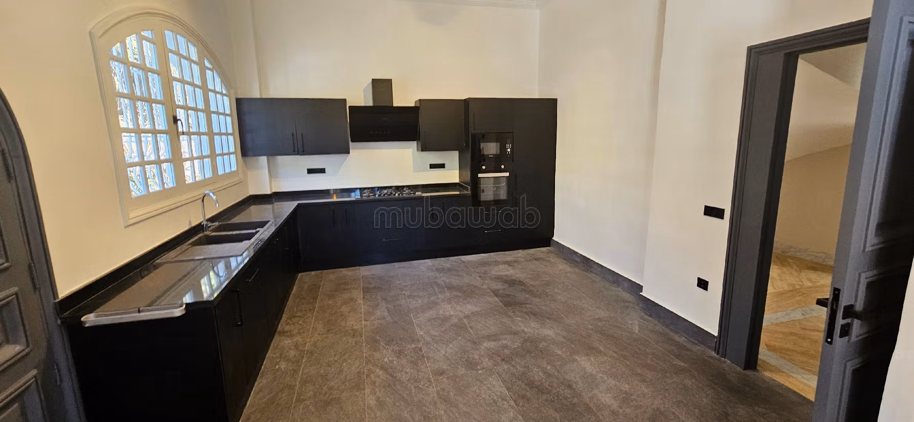 Alquiler de villa de alta gama en Californie. 11 habitaciones confortables. Salón marroquí amueblado, sistema de parábola general