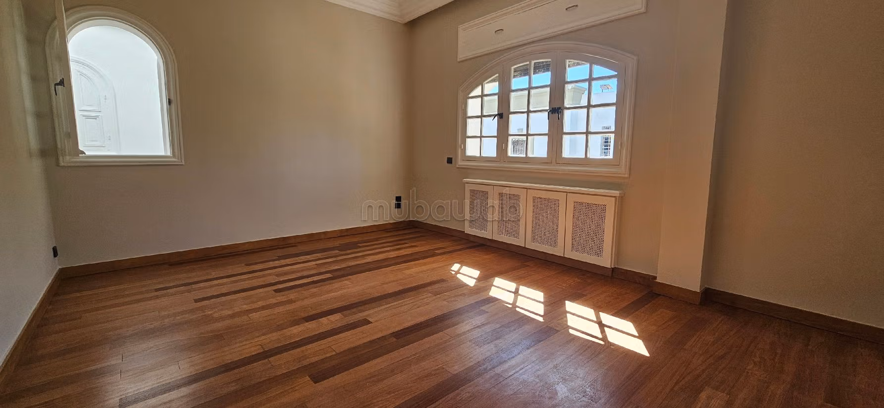 Alquiler de villa de alta gama en Californie. 11 habitaciones confortables. Salón marroquí amueblado, sistema de parábola general