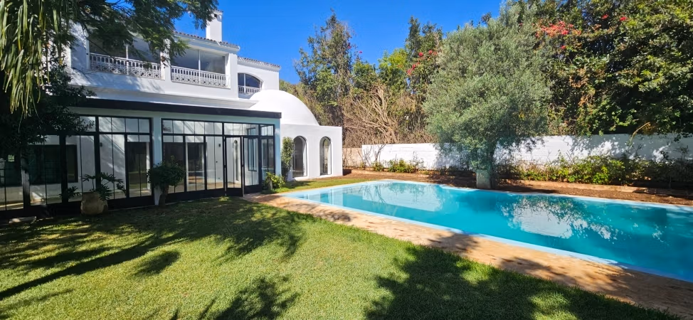 Magnifica casa di lusso in affitto a Californie. Superficie di 1000 m². Impianto di aria condizionata e piscina