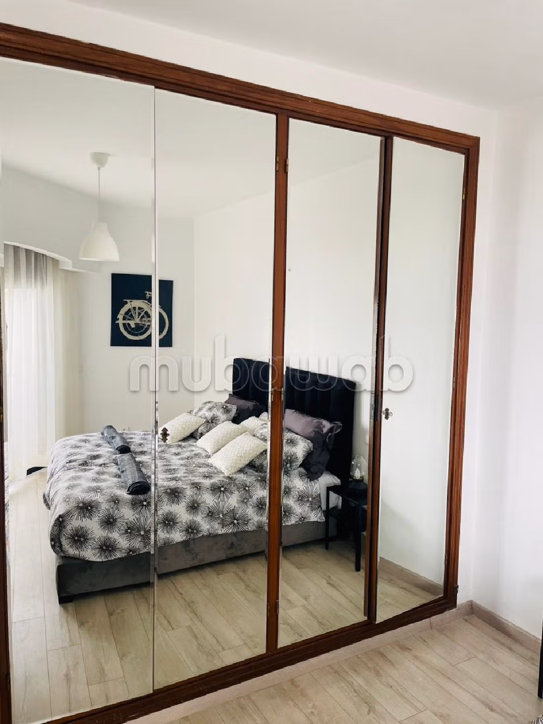 شقة رائعة للايجار بالمثلث الذهبي. 5 قطع مريحة. مفروشة