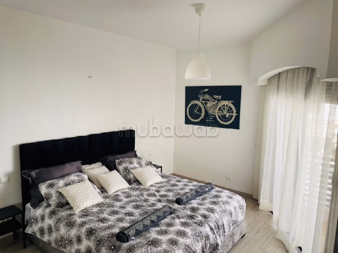 شقة رائعة للايجار بالمثلث الذهبي. 5 قطع مريحة. مفروشة