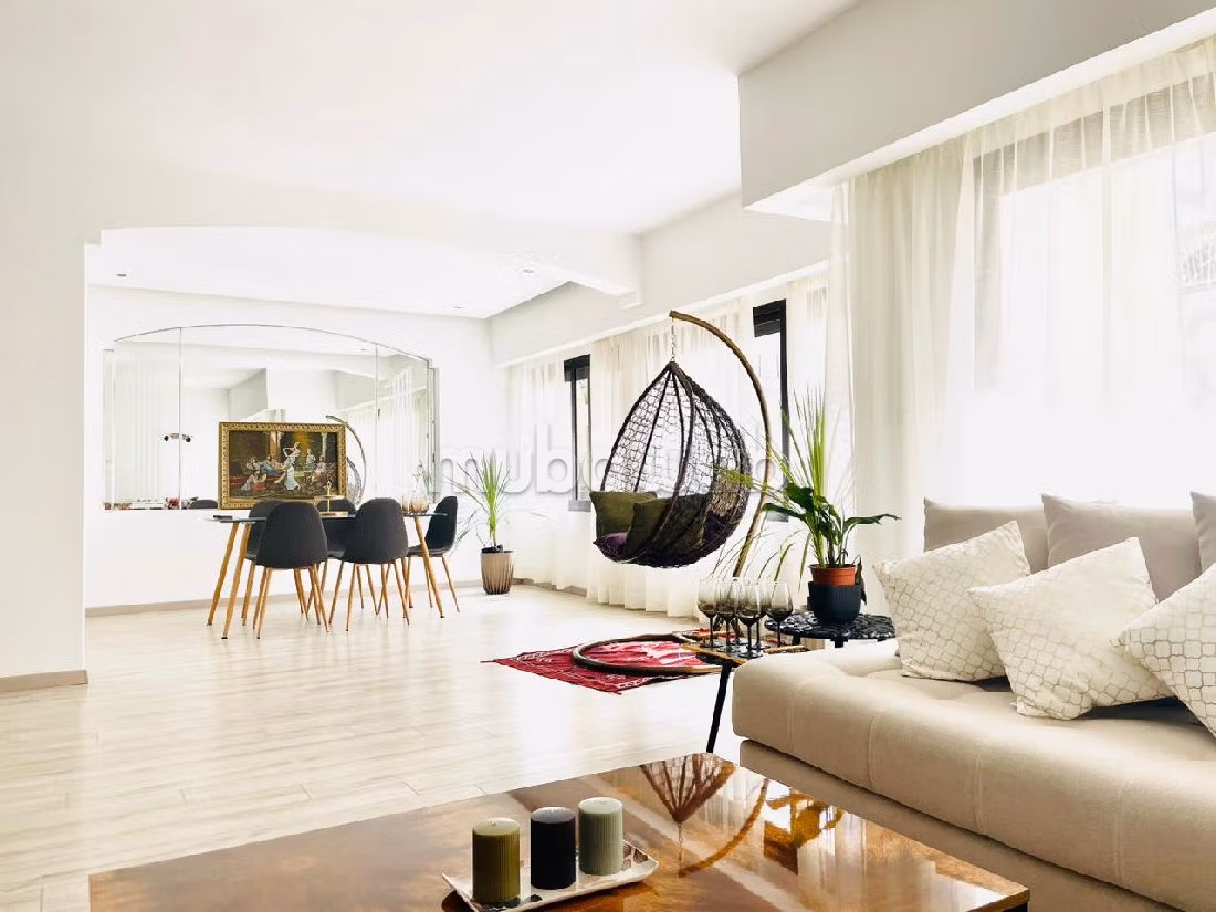 شقة رائعة للايجار بالمثلث الذهبي. 5 قطع مريحة. مفروشة