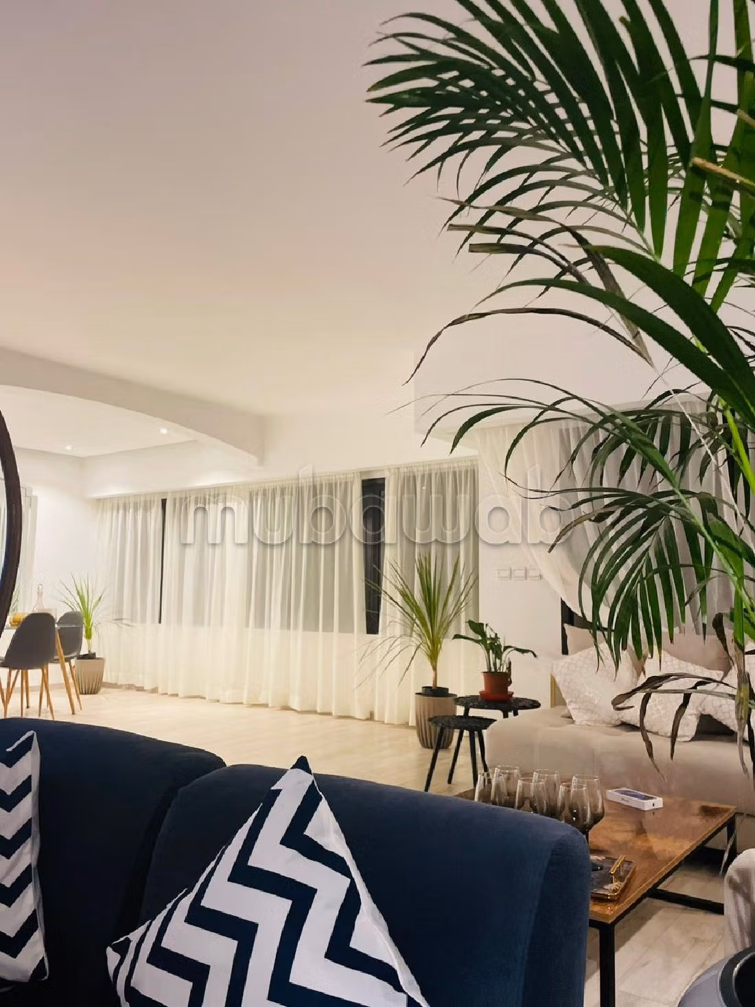 شقة رائعة للايجار بالمثلث الذهبي. 5 قطع مريحة. مفروشة