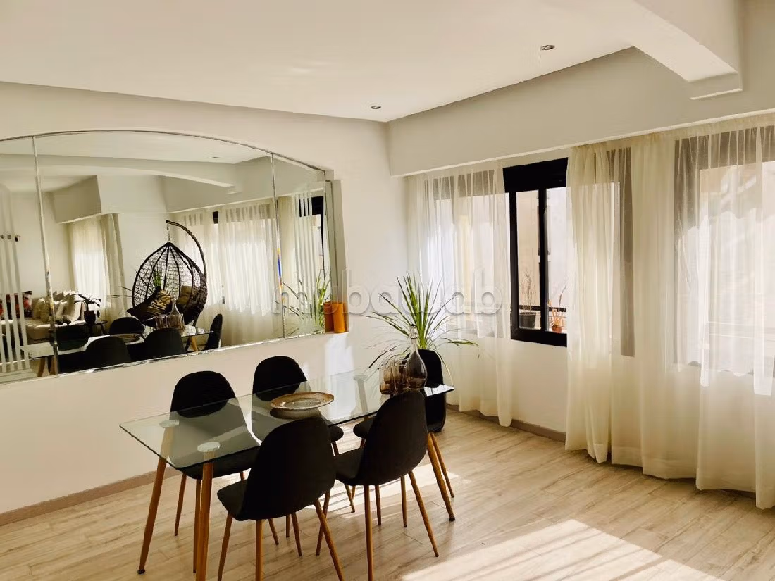 شقة رائعة للايجار بالمثلث الذهبي. 5 قطع مريحة. مفروشة