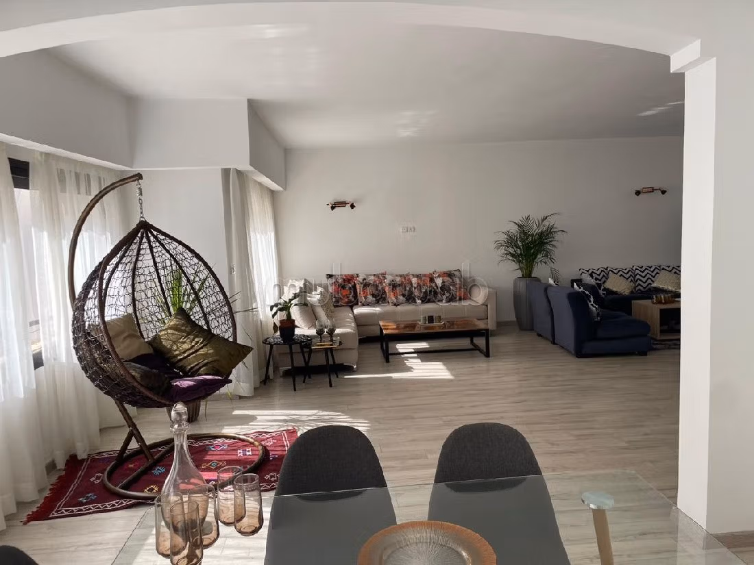 شقة رائعة للايجار بالمثلث الذهبي. 5 قطع مريحة. مفروشة