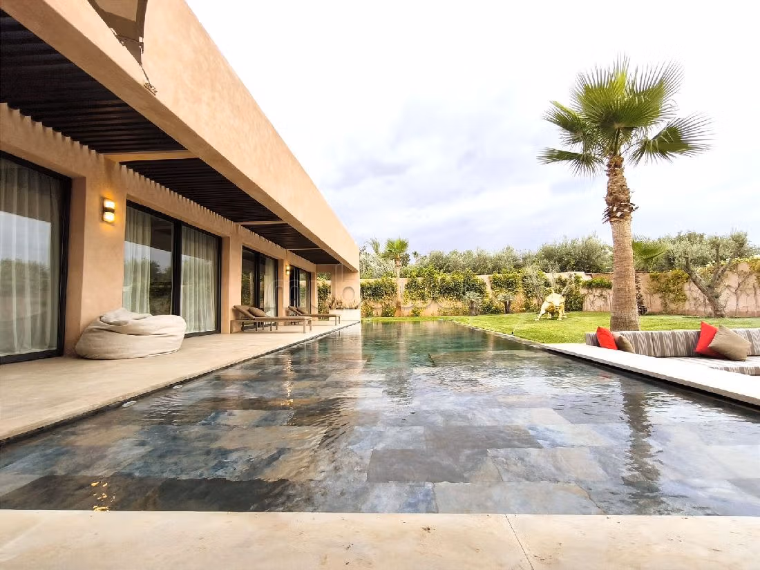 منزل فخم للبيع بطريق اوريكا. 5 قطع. كونسياج  وحوض سباحة. 