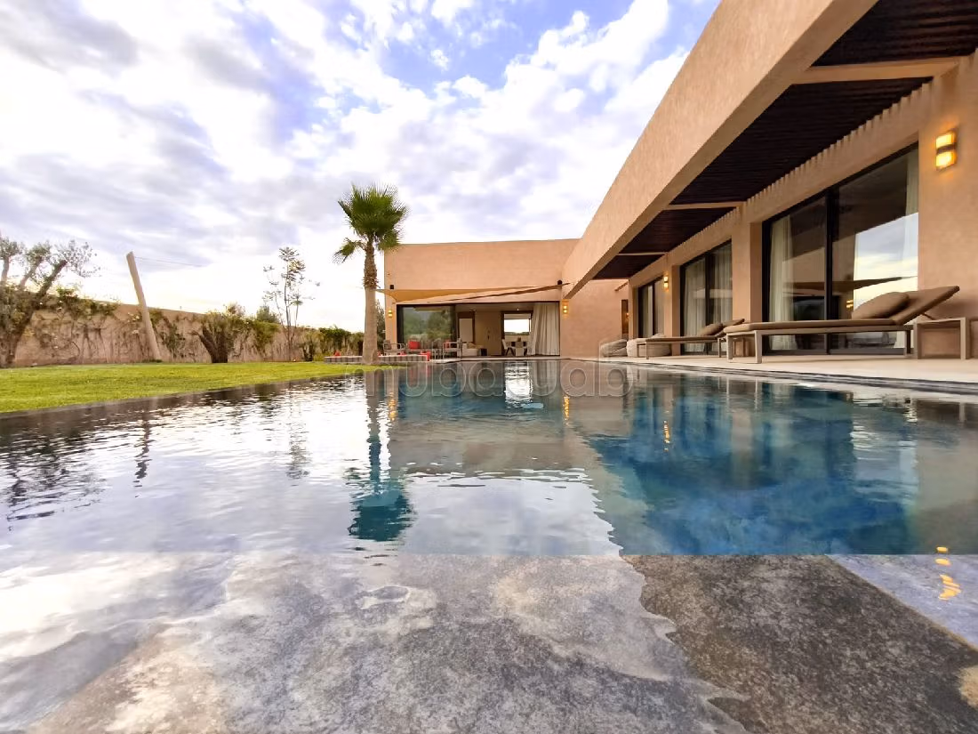 منزل فخم للبيع بطريق اوريكا. 5 قطع. كونسياج  وحوض سباحة. 