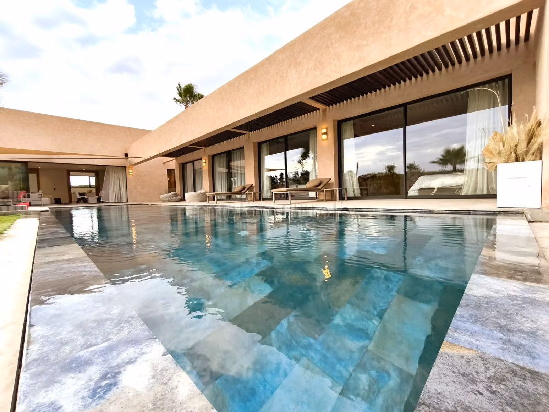 منزل فخم للبيع بطريق اوريكا. 5 قطع. كونسياج  وحوض سباحة. 