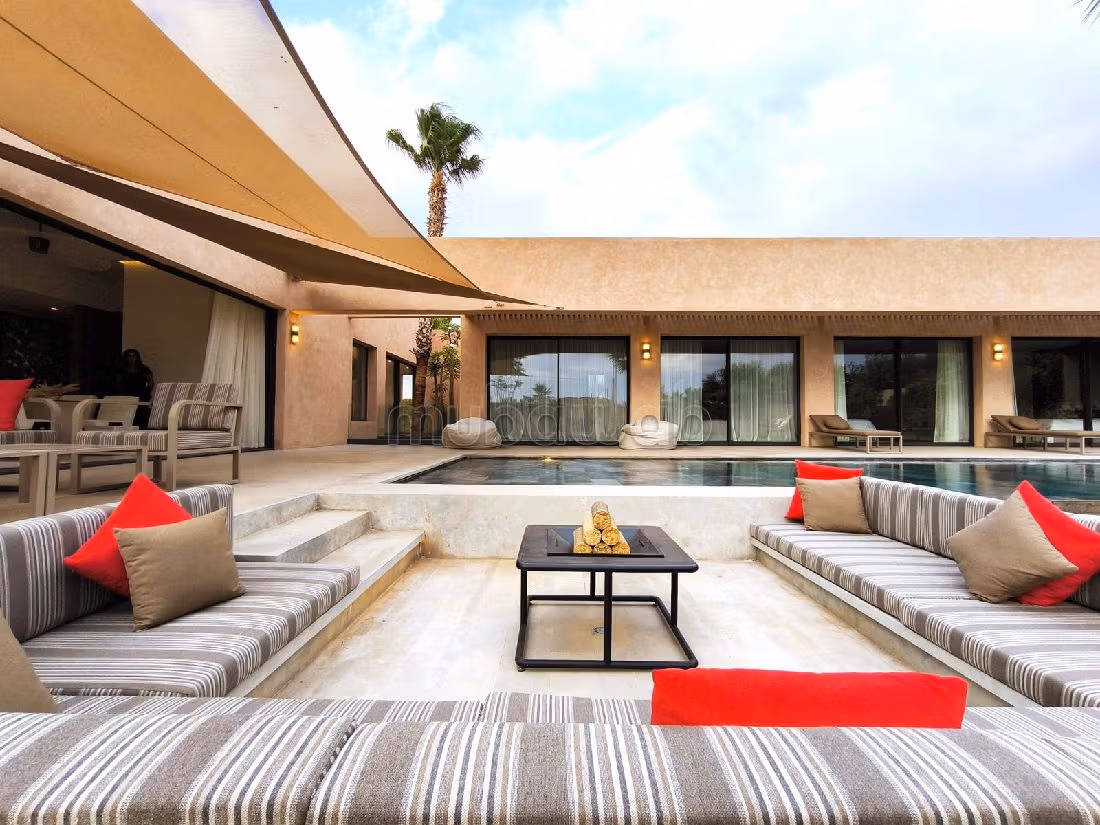 منزل فخم للبيع بطريق اوريكا. 5 قطع. كونسياج  وحوض سباحة. 