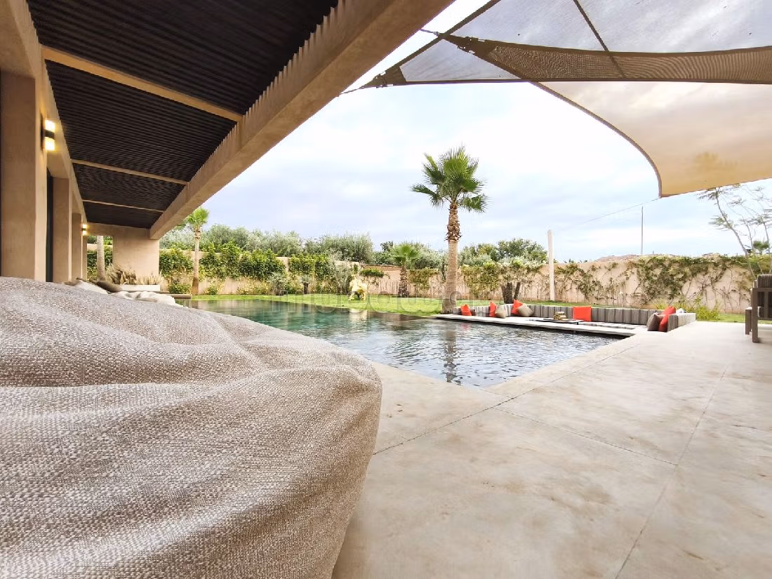 منزل فخم للبيع بطريق اوريكا. 5 قطع. كونسياج  وحوض سباحة. 