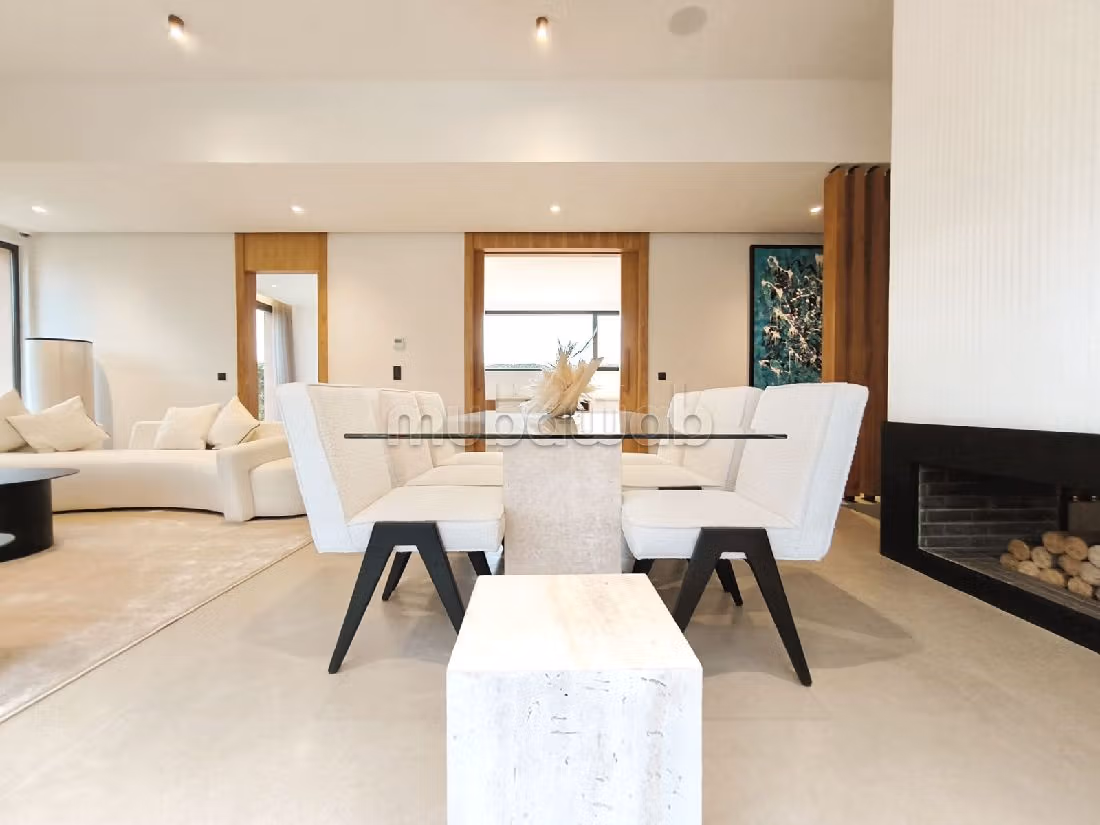 منزل فخم للبيع بطريق اوريكا. 5 قطع. كونسياج  وحوض سباحة. 