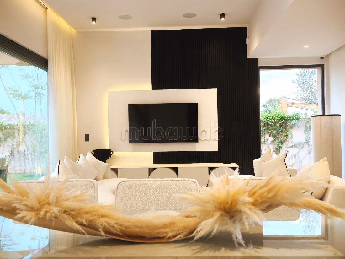 منزل فخم للبيع بطريق اوريكا. 5 قطع. كونسياج  وحوض سباحة. 