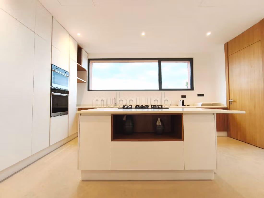 منزل فخم للبيع بطريق اوريكا. 5 قطع. كونسياج  وحوض سباحة. 