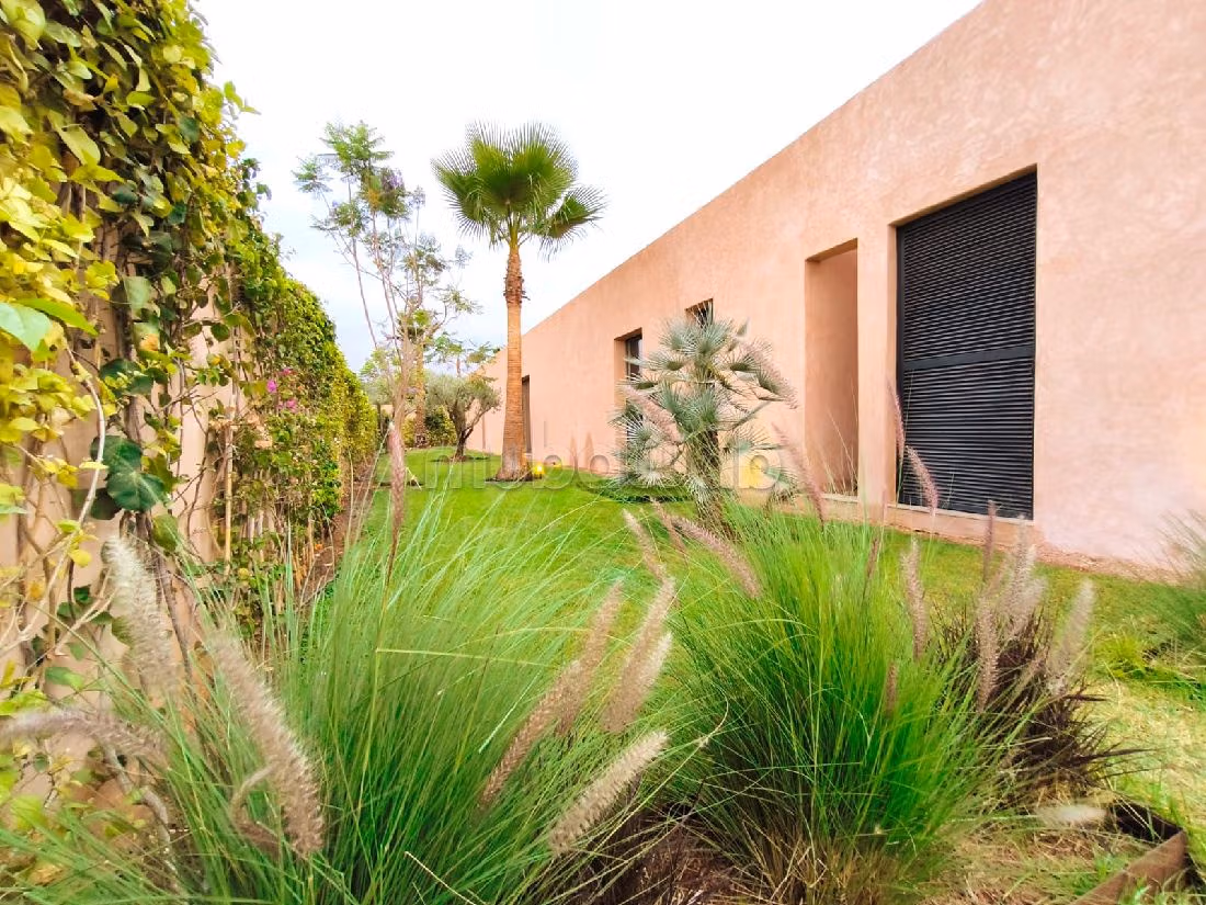 منزل فخم للبيع بطريق اوريكا. 5 قطع. كونسياج  وحوض سباحة. 