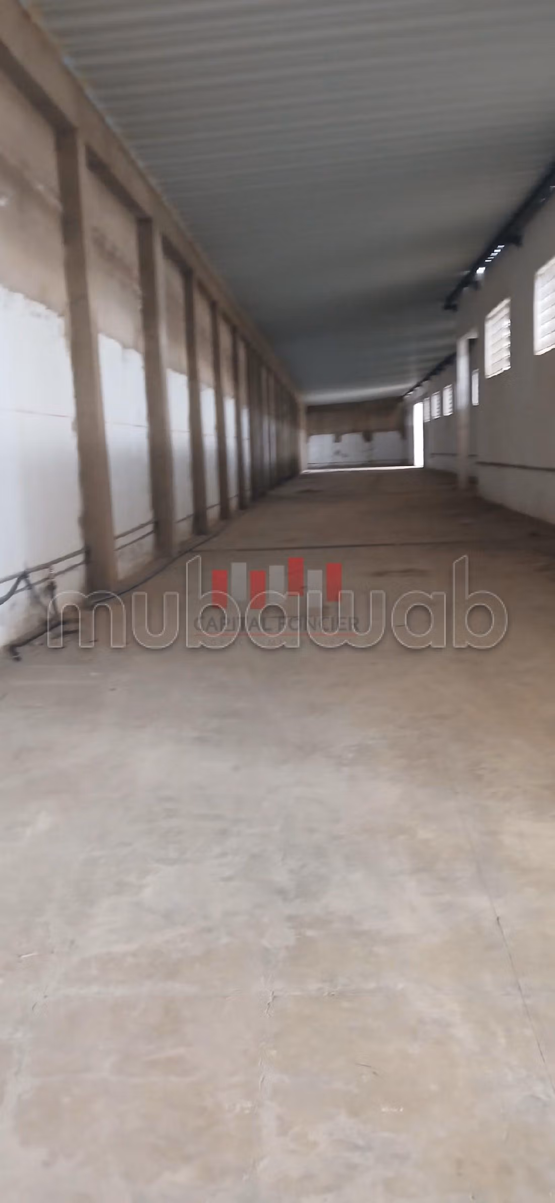 Oficinas y locales comerciales en alquiler en Franceville. Dimensión 5000 m²