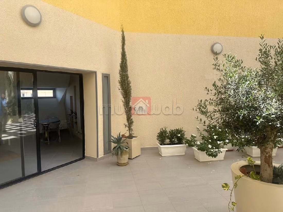 Rent an apartment. Surface area 200 m². Dressing room. 