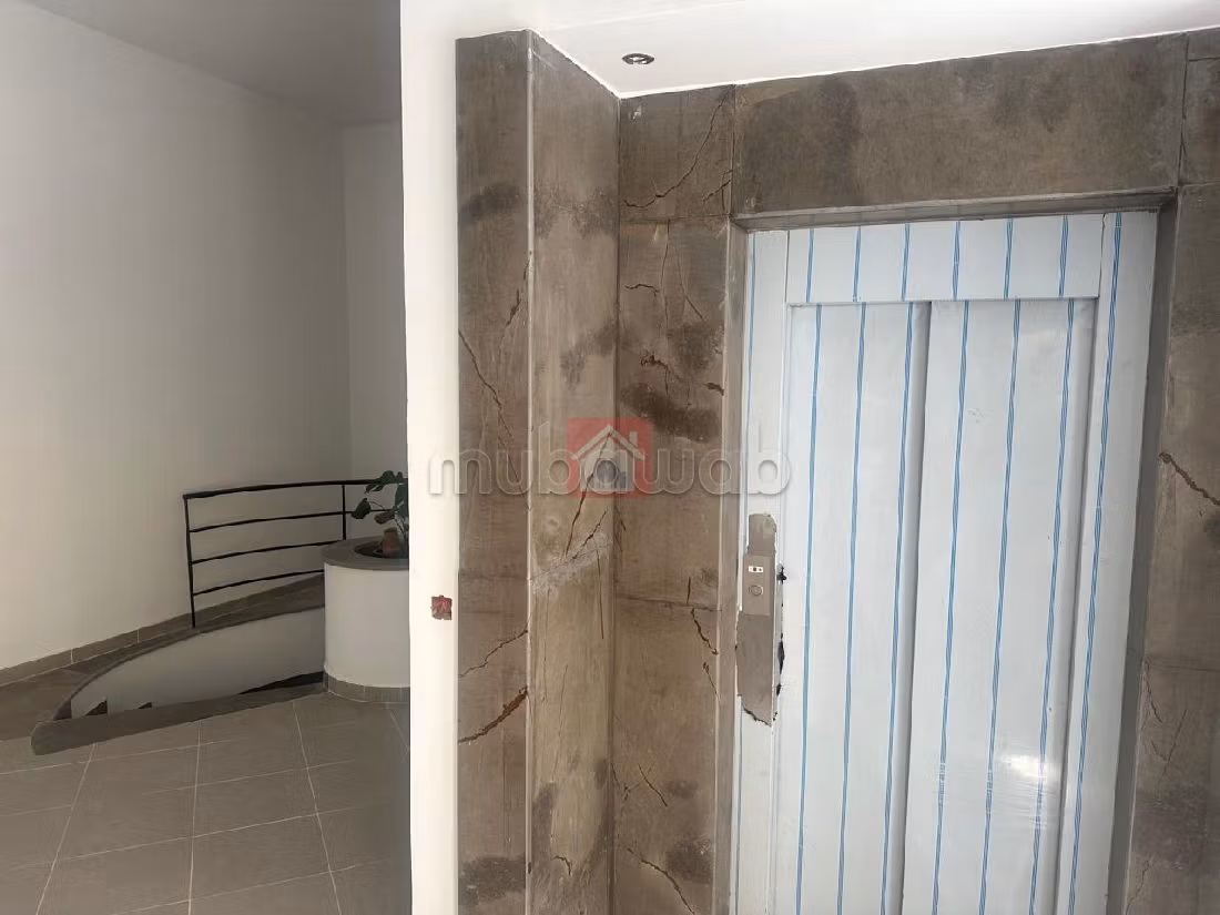 Rent an apartment. Surface area 200 m². Dressing room. 