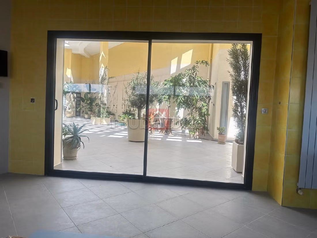 Rent an apartment. Surface area 200 m². Dressing room. 