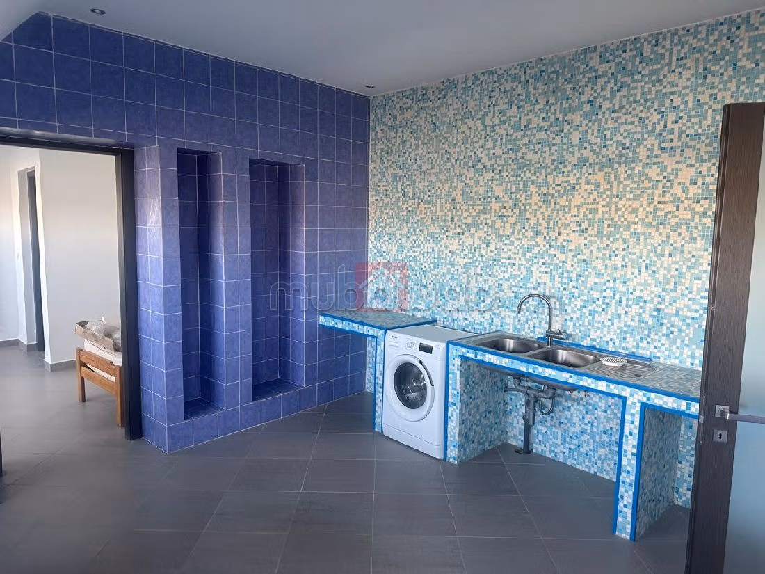 Rent an apartment. Surface area 200 m². Dressing room. 