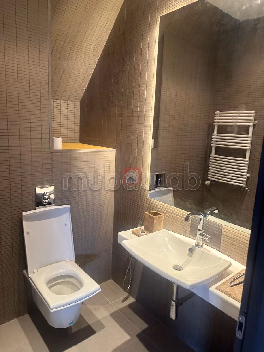 Rent an apartment. Surface area 200 m². Dressing room. 