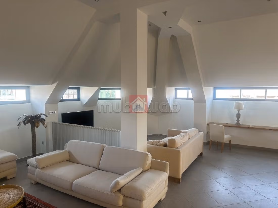 Rent an apartment. Surface area 200 m². Dressing room. 