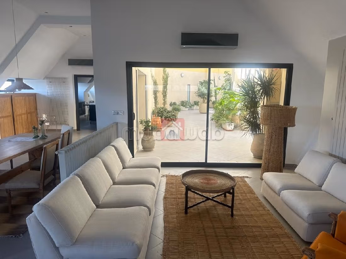Rent an apartment. Surface area 200 m². Dressing room. 