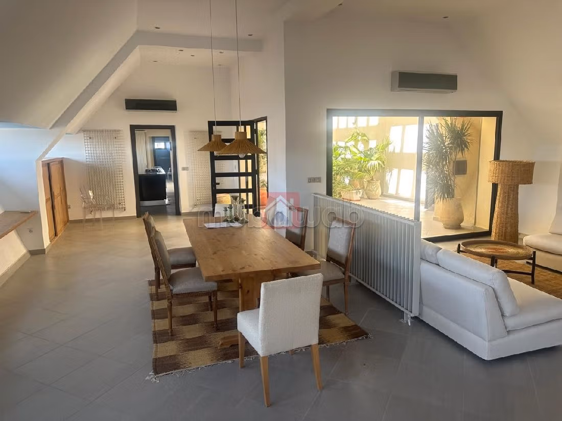 Rent an apartment. Surface area 200 m². Dressing room. 
