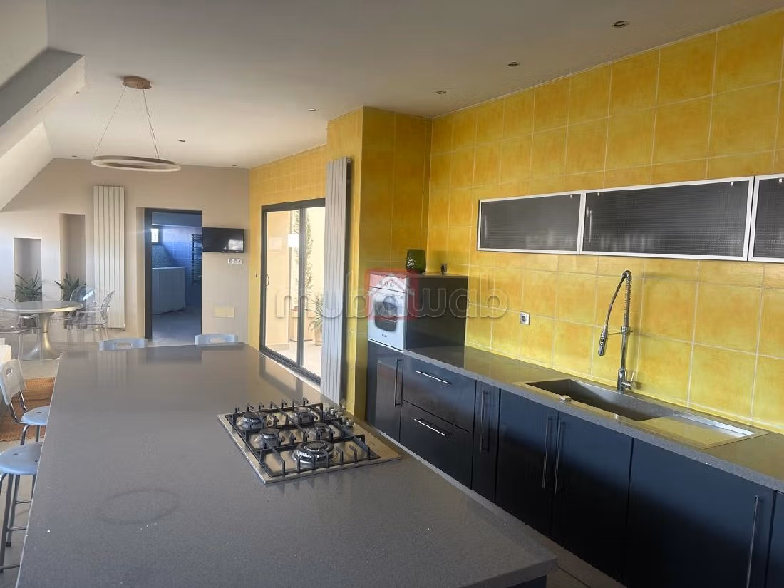 Rent an apartment. Surface area 200 m². Dressing room. 