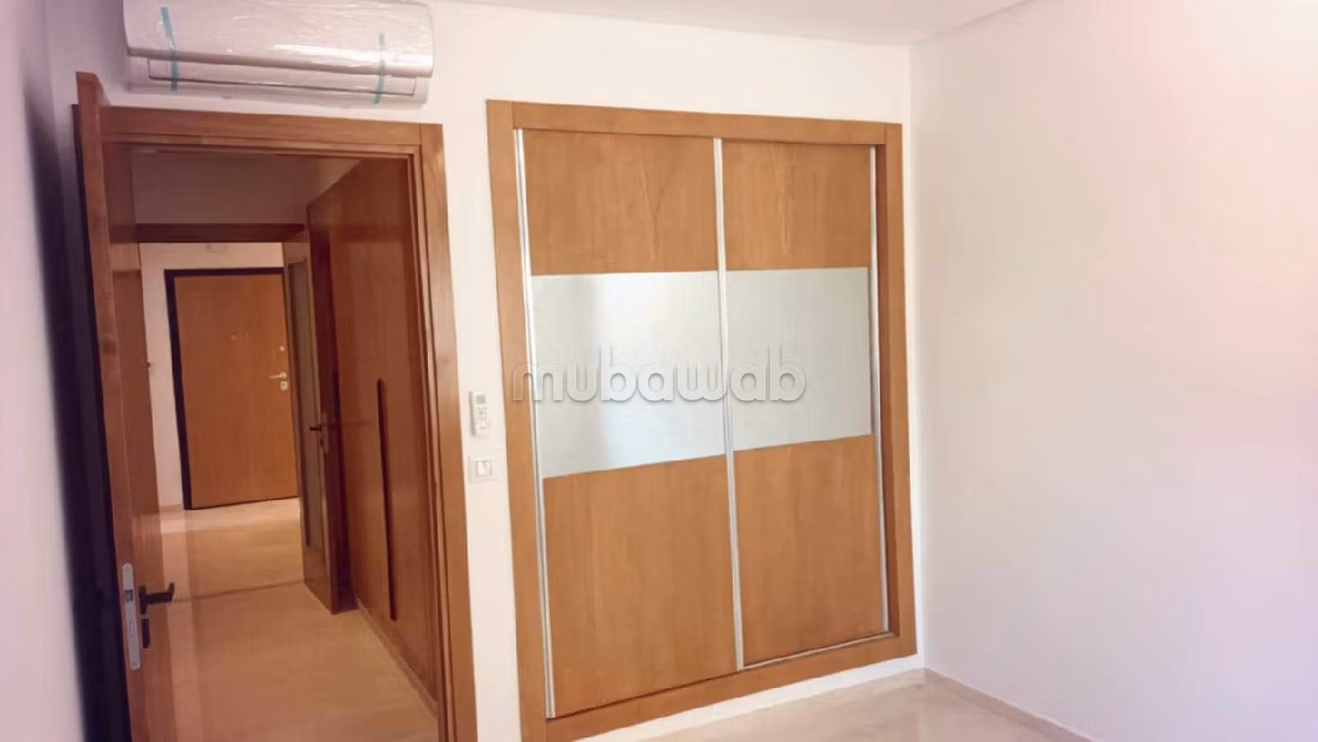 Affitto di uno splendido appartamento a Aouina. 3 ampi locali. Cucina ben equipaggiata. 