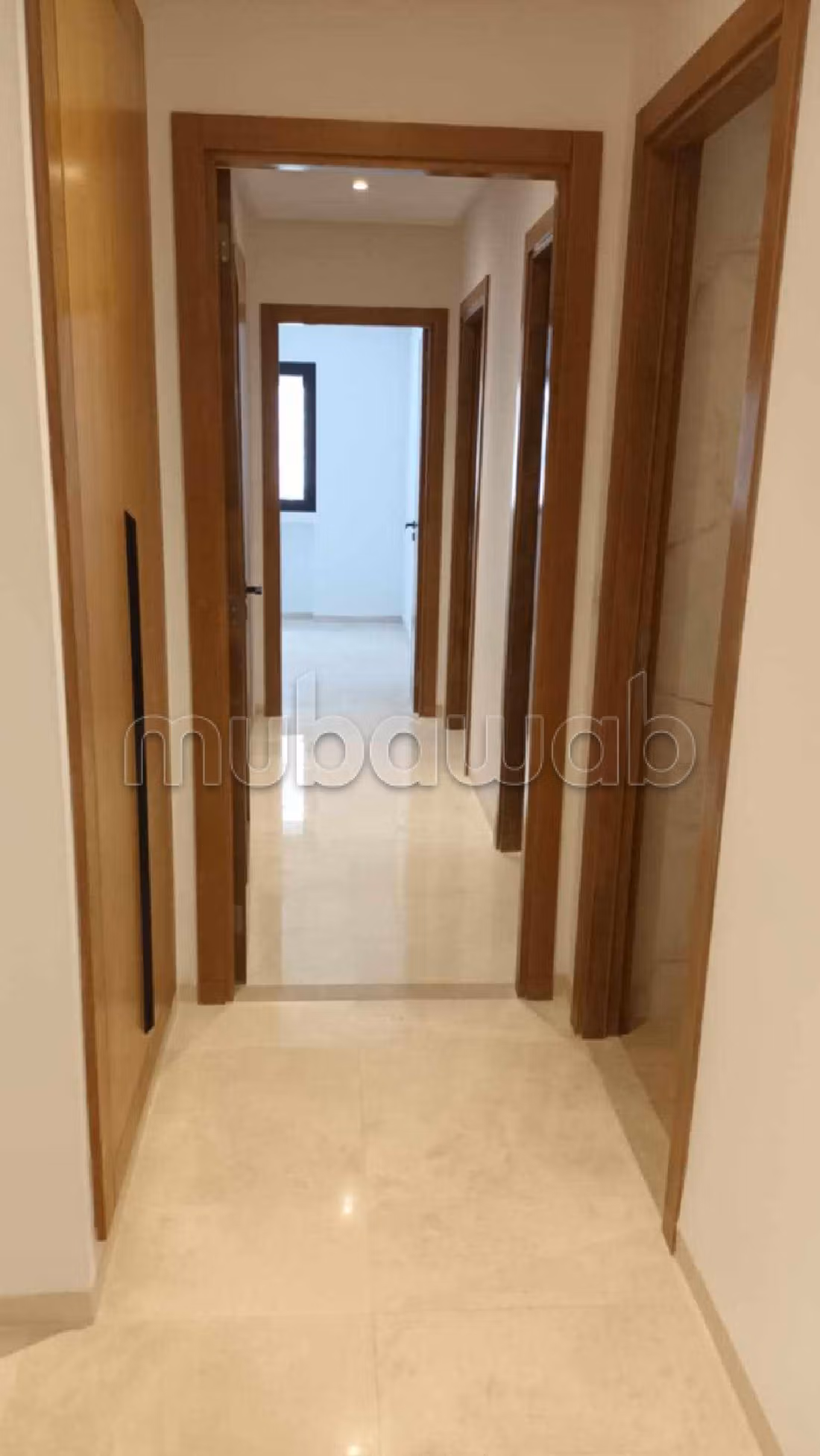 Affitto di uno splendido appartamento a Aouina. 3 ampi locali. Cucina ben equipaggiata. 