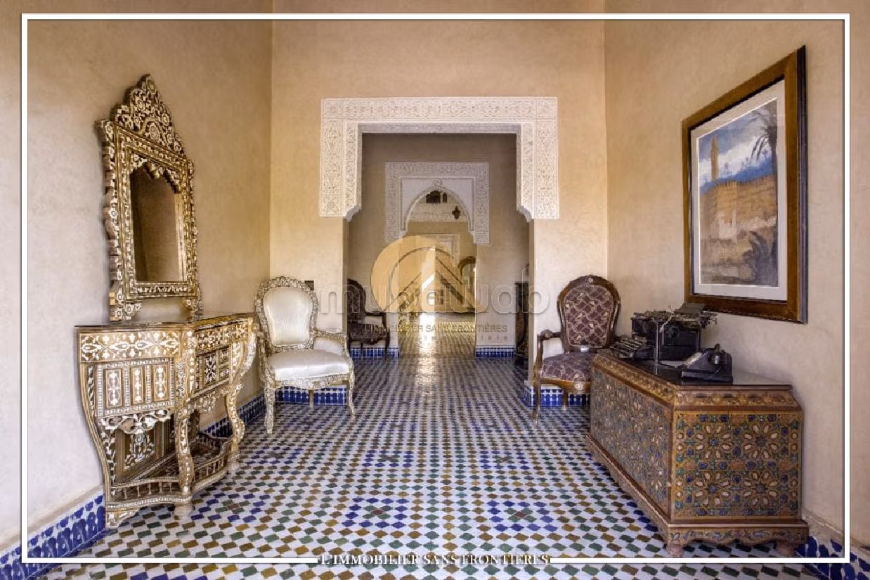 Luxury Villa for sale in Route de Fez. 26 large rooms. Well decorated. 