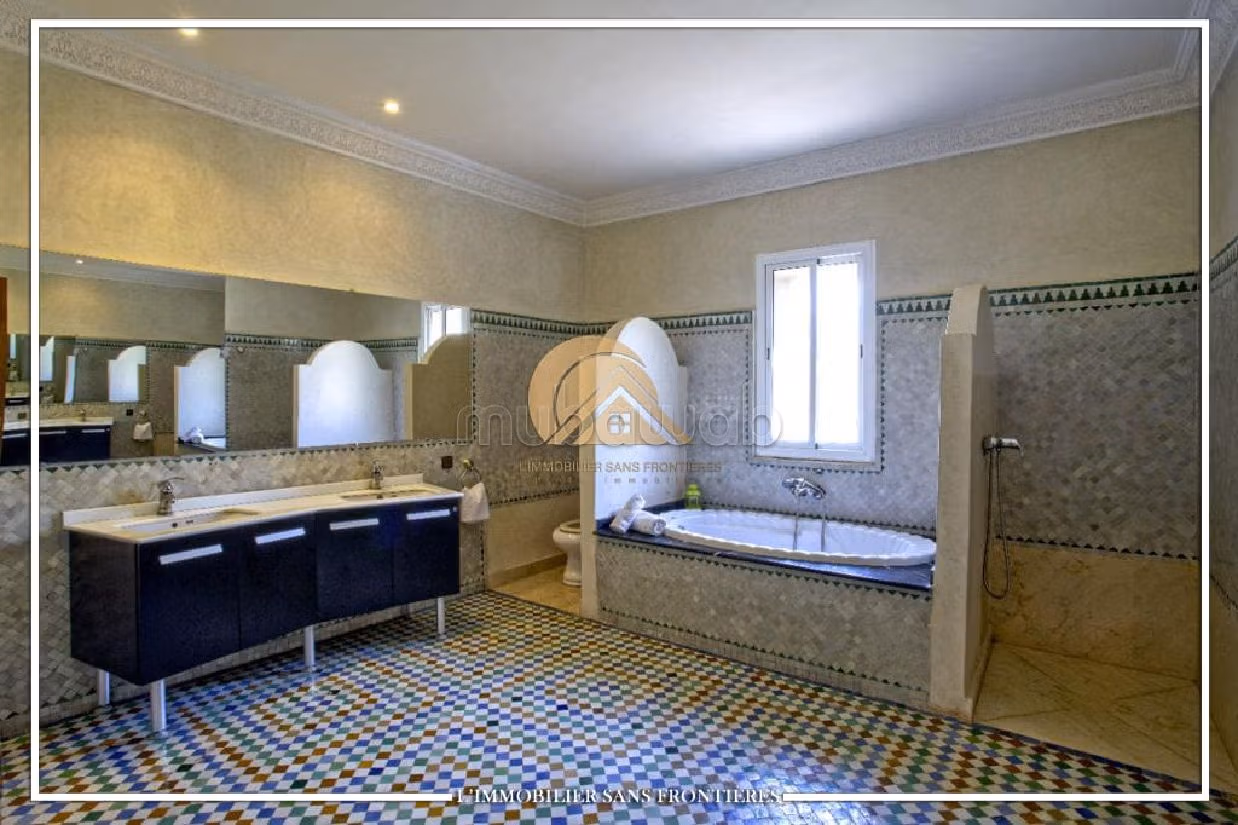 Luxury Villa for sale in Route de Fez. 26 large rooms. Well decorated. 