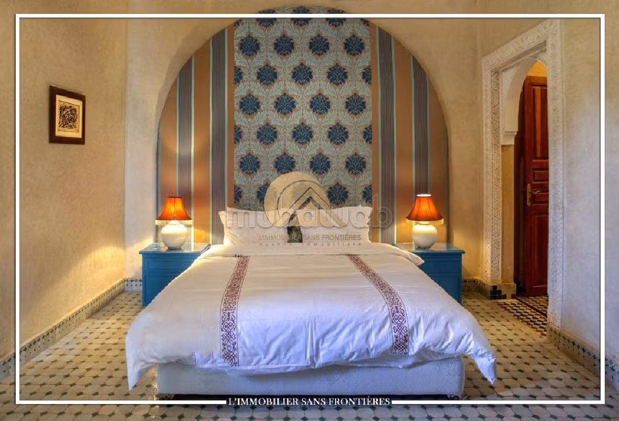Luxury Villa for sale in Route de Fez. 26 large rooms. Well decorated. 