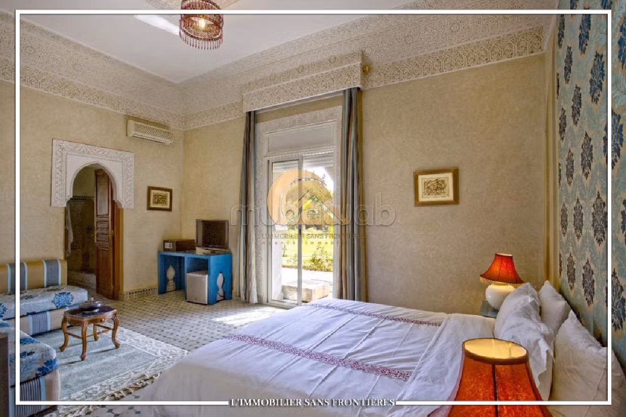 Luxury Villa for sale in Route de Fez. 26 large rooms. Well decorated. 