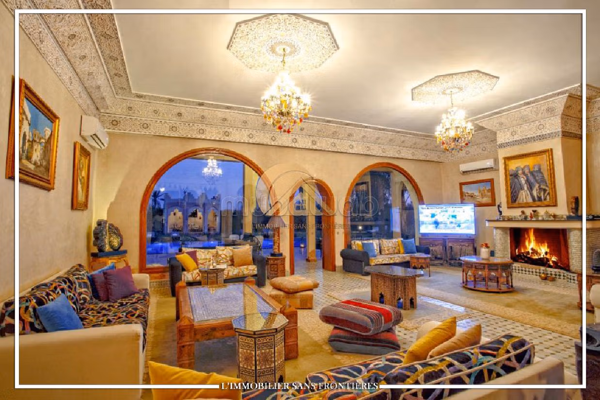 Luxury Villa for sale in Route de Fez. 26 large rooms. Well decorated. 