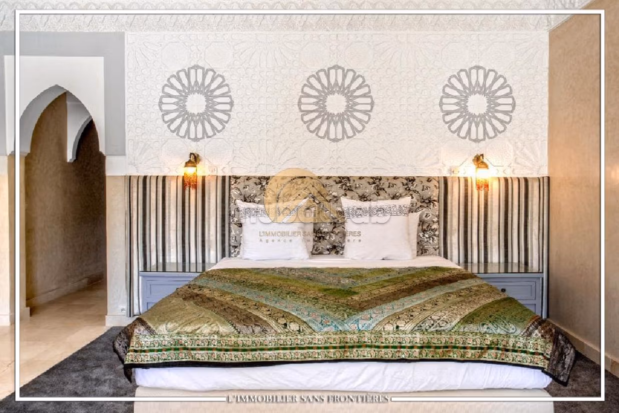 Luxury Villa for sale in Route de Fez. 26 large rooms. Well decorated. 