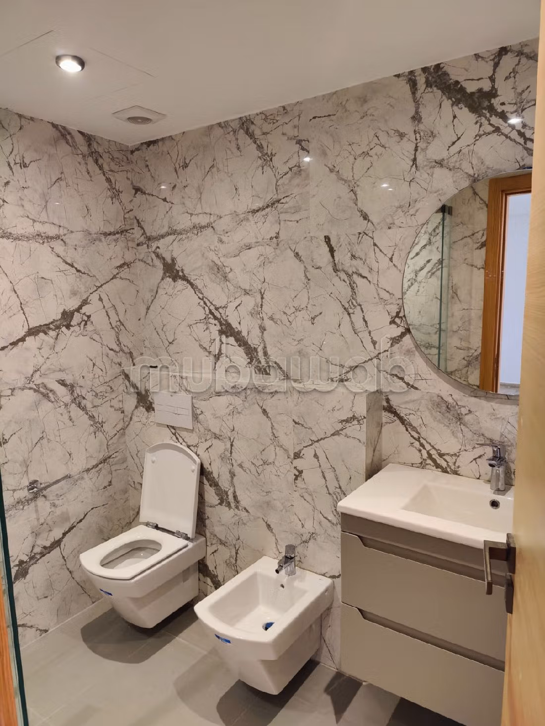 Apartment for rent in Racine. Large area 145 m². Double glazed windows and central heating