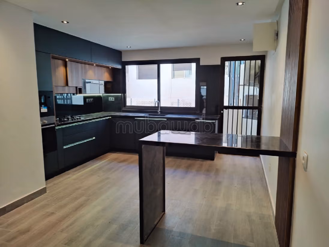 Apartment for rent in Racine. Large area 145 m². Double glazed windows and central heating