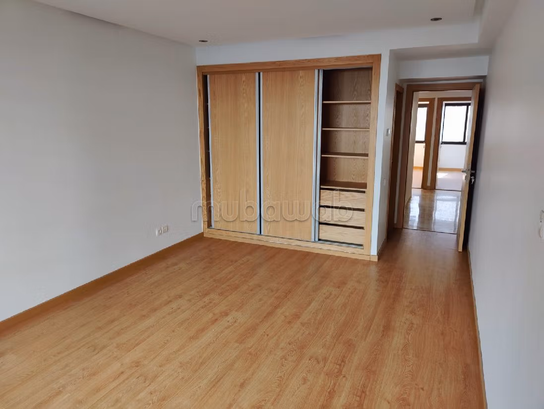 Apartment for rent in Racine. Large area 145 m². Double glazed windows and central heating