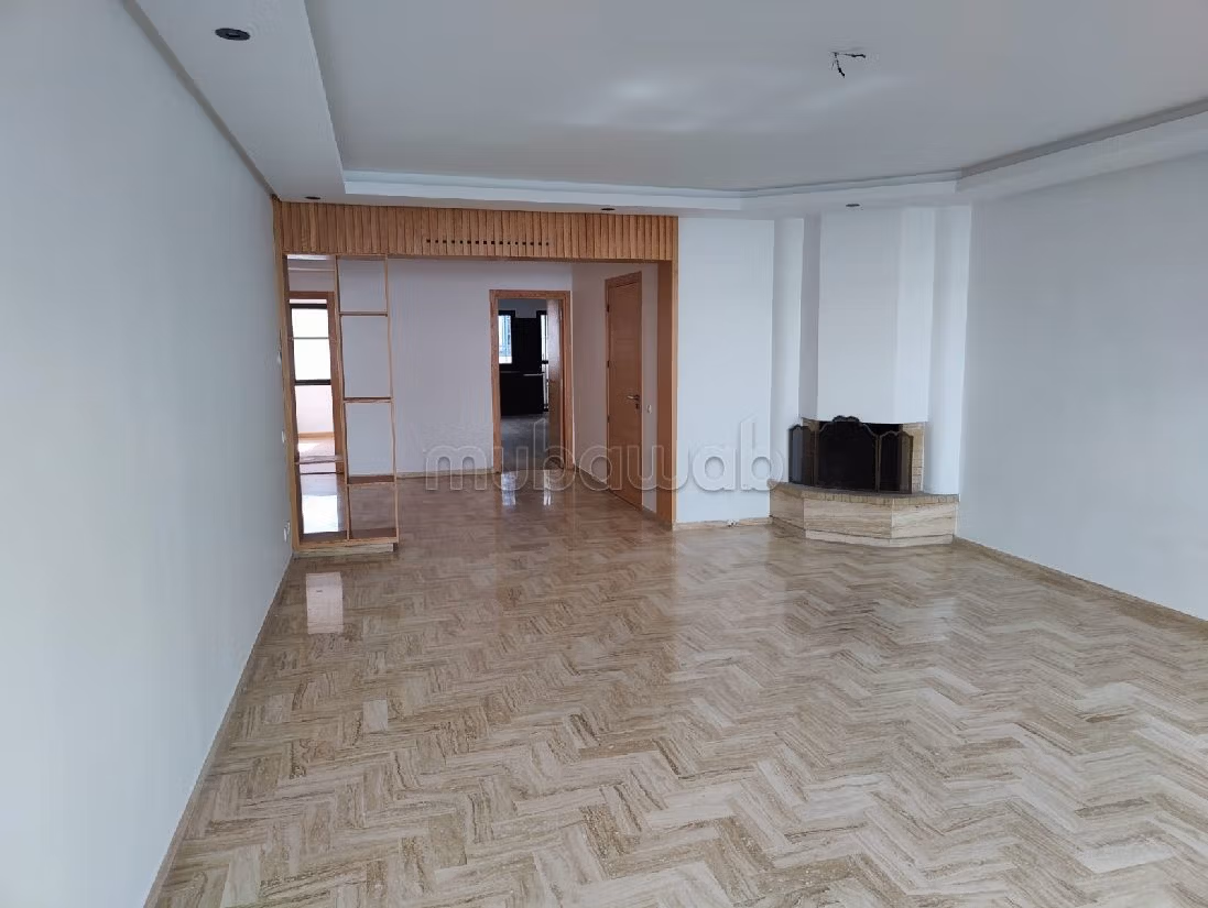 Apartment for rent in Racine. Large area 145 m². Double glazed windows and central heating