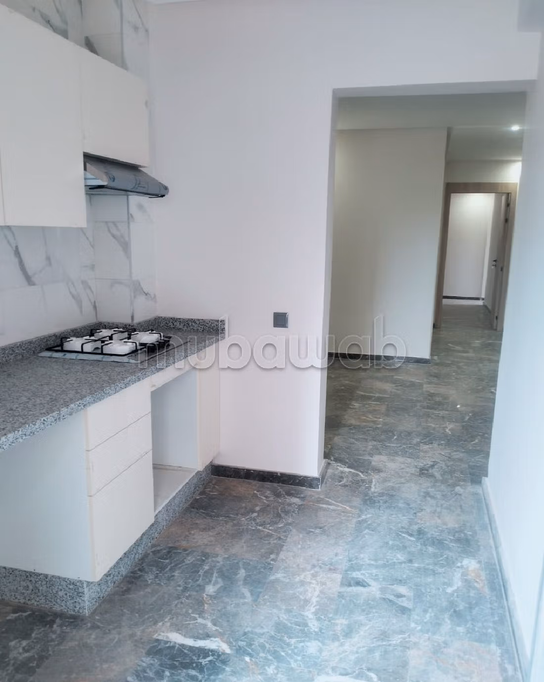 Piso en venta en Bouaakkaz. 4 habitaciones. Sin ascensor, gran terraza.