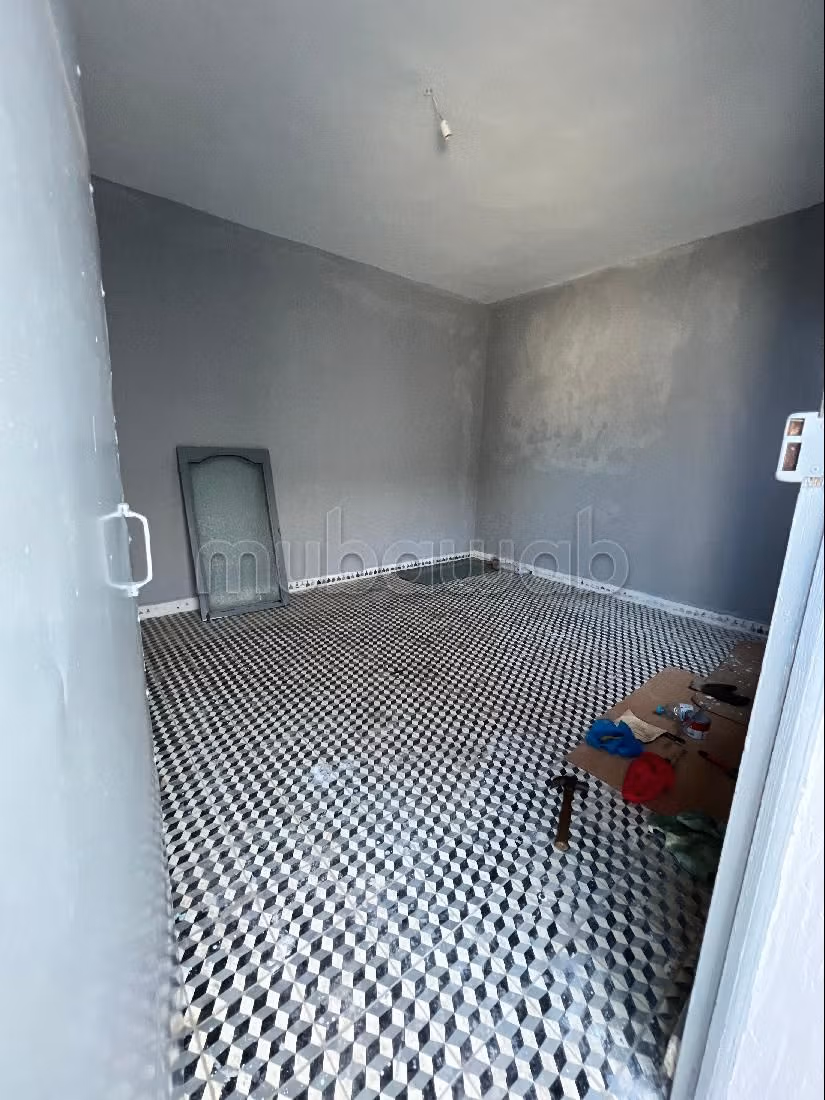 Find your house to buy. 5 comfortable rooms. Secured door.