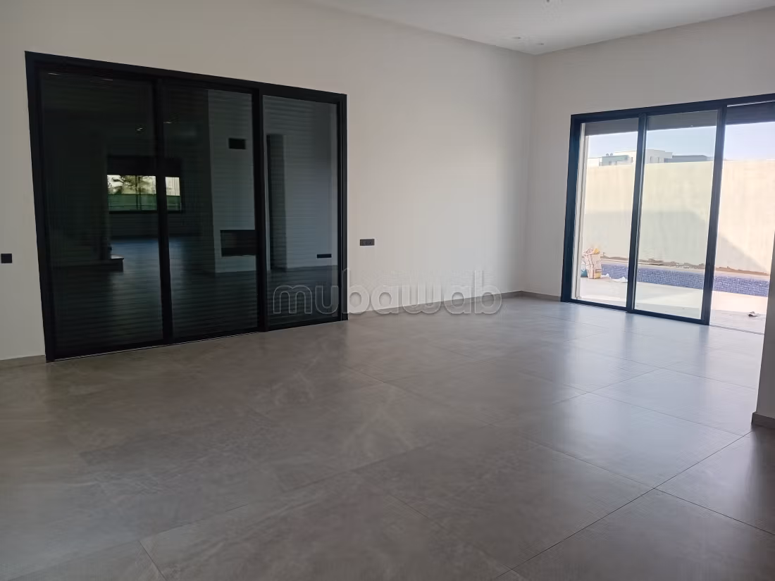 Belle villa vide bouskoura